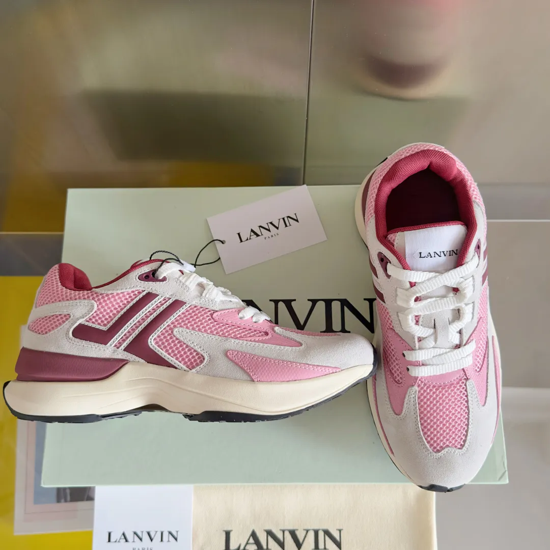 Top version: Couple model 540💰 Lanvin Lanvin's latest Jla series Couple model Mesh Thick sole Casual sports shoes Running shoes Original purchase, development and production This men's and women's sports shoes are light and comfortable, and the mesh design makes the uppers lighter. They are not afraid of stuffy feet, and the shoes look fashionable when paired with skirts and trousers. The upper is decorated with LANVIN's classic •J logo. The curved lines pay tribute to the circular element of the LANVIN logo, showing the brand's ingenuity. This shoe combines sports, fashion and craftsmanship. The delivery counter is exquisite ✈️Packaging🛍📦 ▪️ Fabric: Original customized mesh + cowhide ▪️ Lining: Original imported breathable mesh ▪️ Sole: Exclusive molded foam + TPU material ▪️ Bottom thickness: 4CM ▪️ Size: Women's 35-41